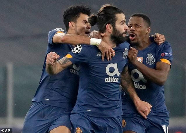 Oliveira ăn mừng bàn thắng bước ngoặt ở phút 115 để giúp Porto giành vé vào tứ kết Champions League.  