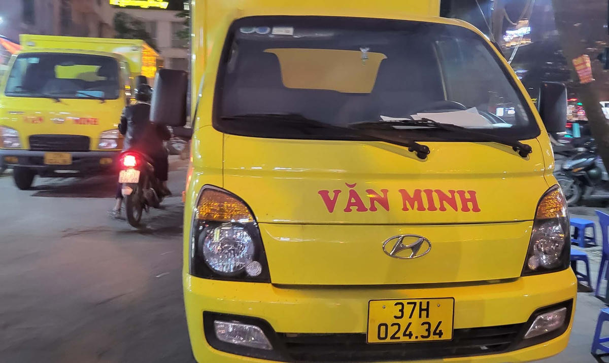 Xe Bưu chính Văn Minh ngang nhiên chiếm trọn lòng đường và vỉa hè ở đường Nguyễn Hoàng.