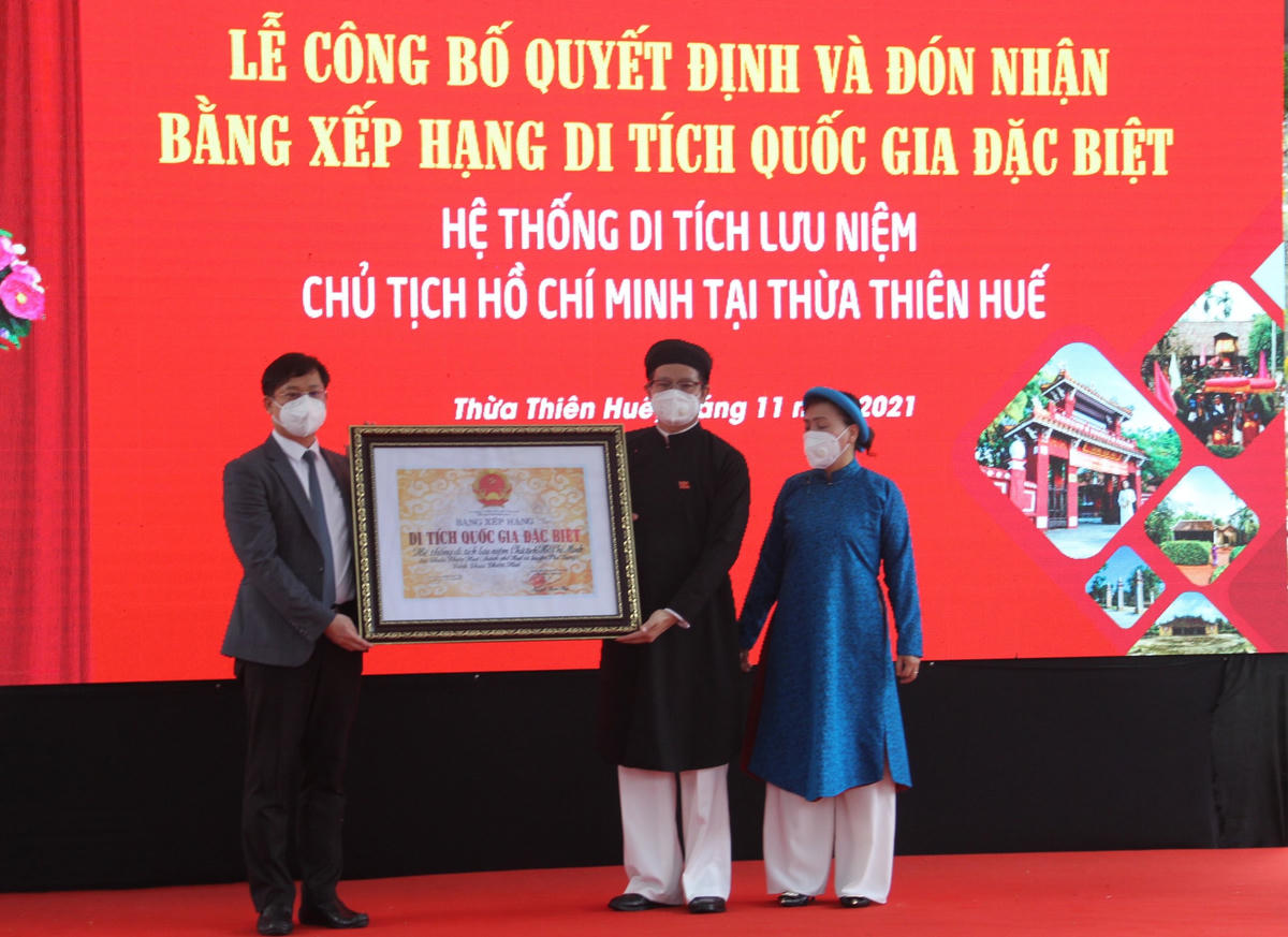 Lãnh đạo tỉnh Thừa Thiên-Huế đón nhận Bằng di tích quốc gia đặc biệt Hệ thống di tích lưu niệm Chủ tịch Hồ Chí Minh tại Thừa Thiên-Huế.