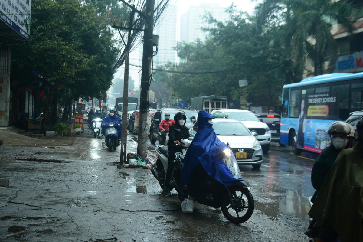 Người dân mệt mỏi nhích từng chút để di chuyển, một số phương tiện phải đi lên cả vỉa hè.