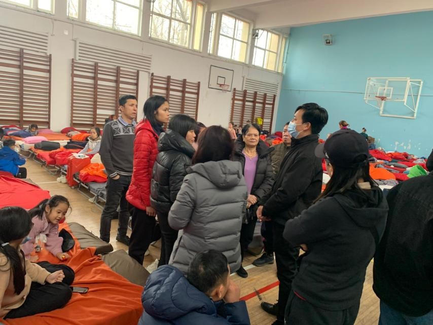 Cán bộ Đại sứ quán Việt Nam tại Romania bố trí nơi ăn chốn ở cho bà con tại một điểm tiếp nhận. Ảnh: NVCC