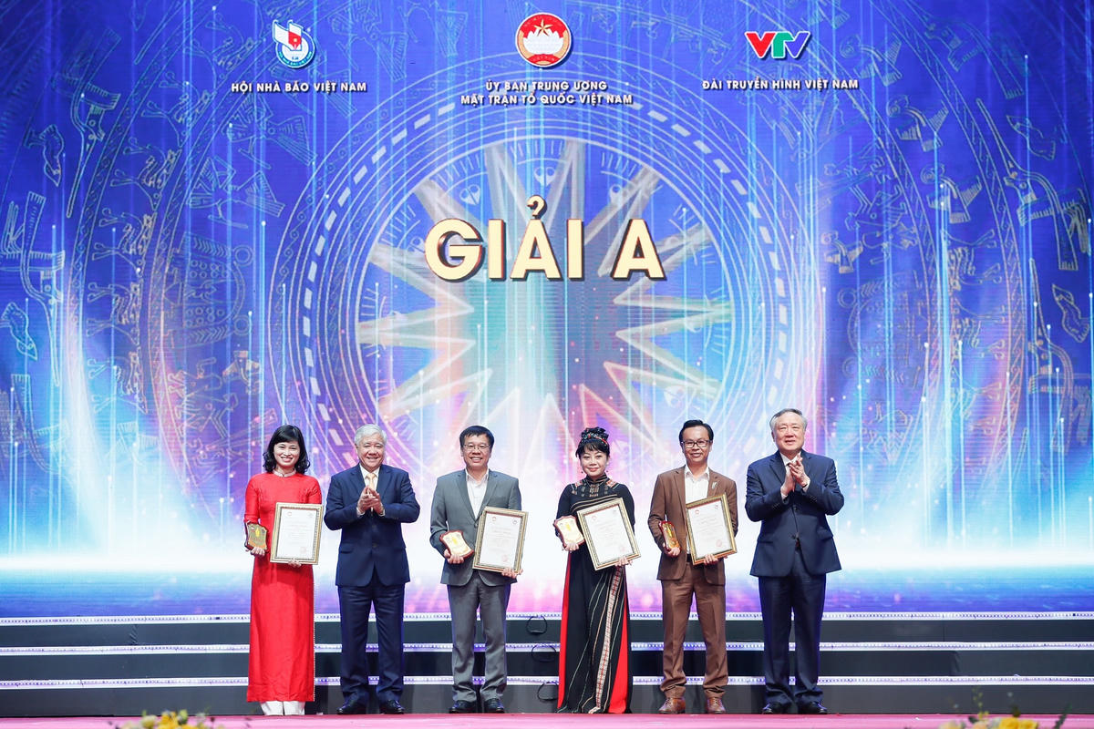 Chủ tịch UBTƯ MTTQ Việt Nam Đỗ Văn Chiến, Chánh án Tòa án nhân dân tối cao Nguyễn Hòa Bình trao giải A cho tác giả, nhóm tác giả.