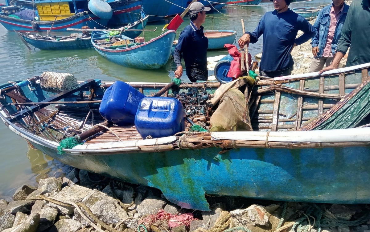 Chiếc thuyền gặp nạn trên biển được lai dắt vào bờ.