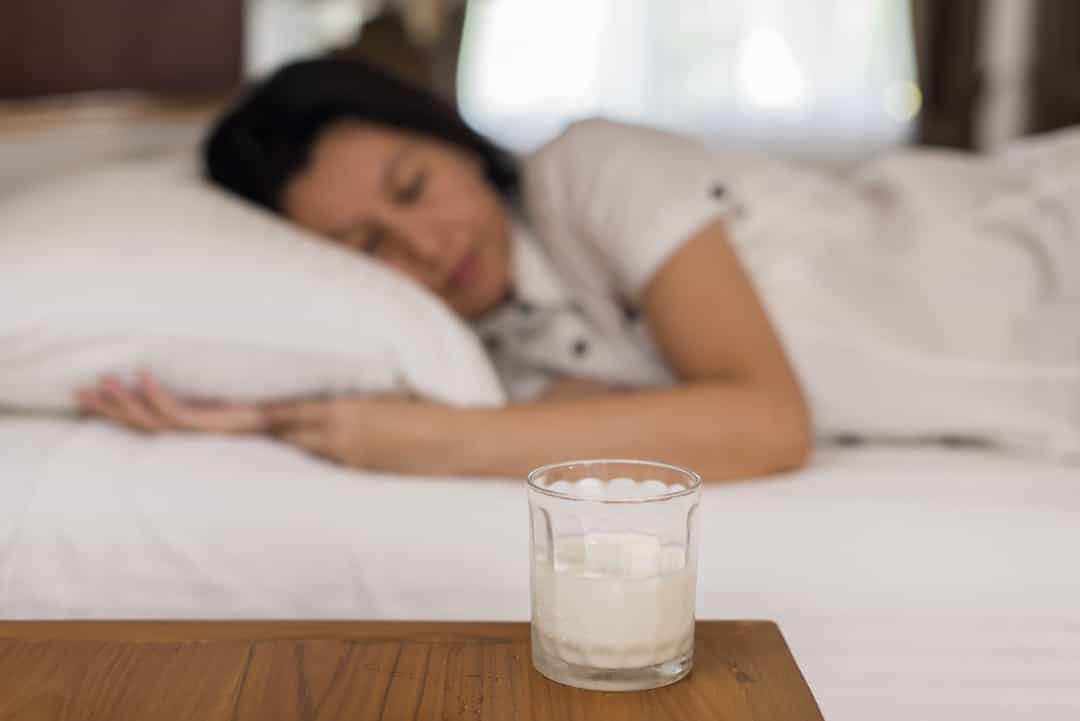 Tốt cho giấc ngủ - Sữa cũng có thể giúp bạn dễ ngủ. Trên thực tế, canxi kích thích sự thư giãn, và axit amin, tryptophan, làm tăng lượng serotonin trong não, là chất dẫn truyền thần kinh quan trọng cho giấc ngủ.