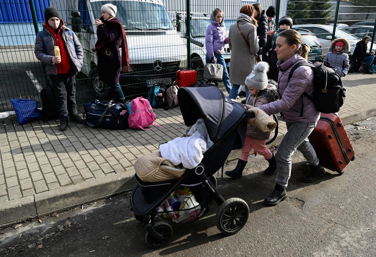 Người dân Ukraine ùn ùn hướng tới cửa khẩu biên giới với Slovakia ở Ubla. Ảnh: Radovan Stoklasa / Reuters.