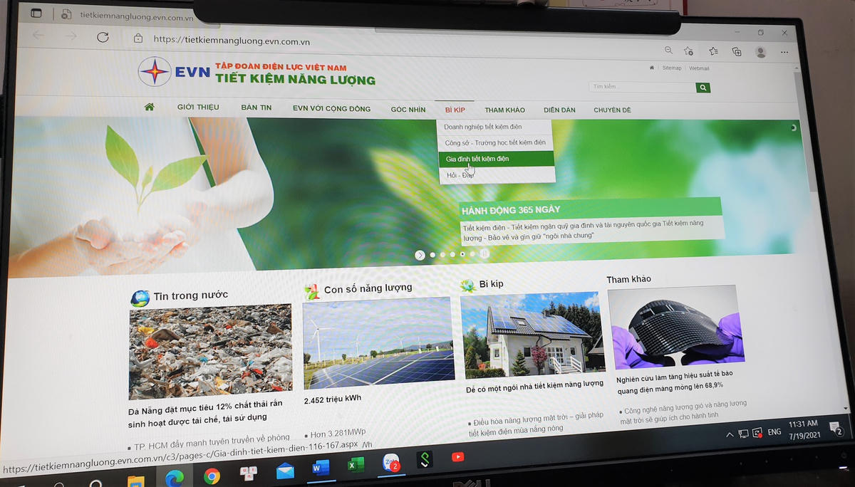 Người dân tra cứu trang web để biết cách tiết kiệm điện.