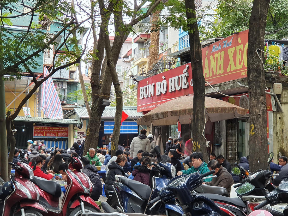Một quán bún bò Huế nổi tiếng trên đường Nghĩa Tân (Cầu Giấy) đông nghẹt người được ghi nhận trưa 9/2. Chủ quán cho biết, từ khi mở cửa hàng đến nay buổi trưa nào quán cũng "full chỗ ngồi", thậm chí không có đủ chỗ để phục vụ do lượng khách quá đông.
