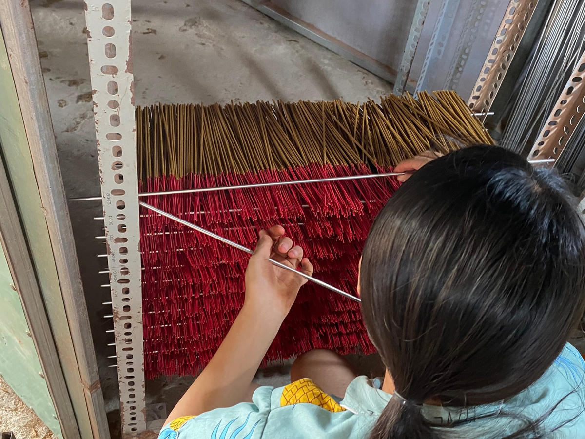 Nhang đã hoàn chỉnh, chuẩn bị đóng gói cho khách.
