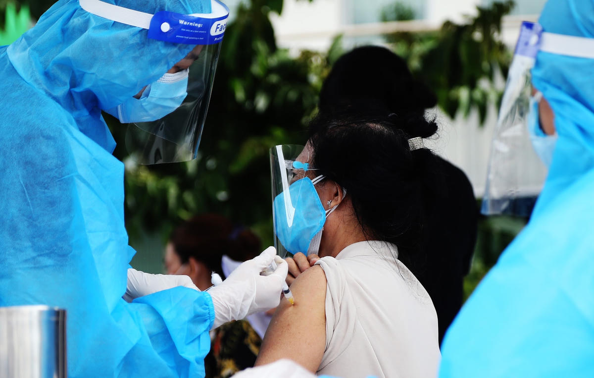 Những người dân đầu tiên khu vực phong toả được tiêm vaccine. 