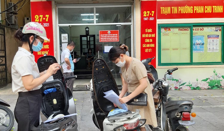 Theo chị Hải Hà, làm việc tại cơ quan có trụ sở trên địa bàn phường Phan Chu Trinh, chỉ vì thiếu một số thông tin trên hồ sơ mà chị phải quay về sửa lại. "Mất mấy tiếng đồng hồ chờ đợi, ngày mai đi làm bị thiếu giấy tờ không biết có bị phạt không" Chị Hà chia sẻ. Nguồn: Báo Tin Tức.