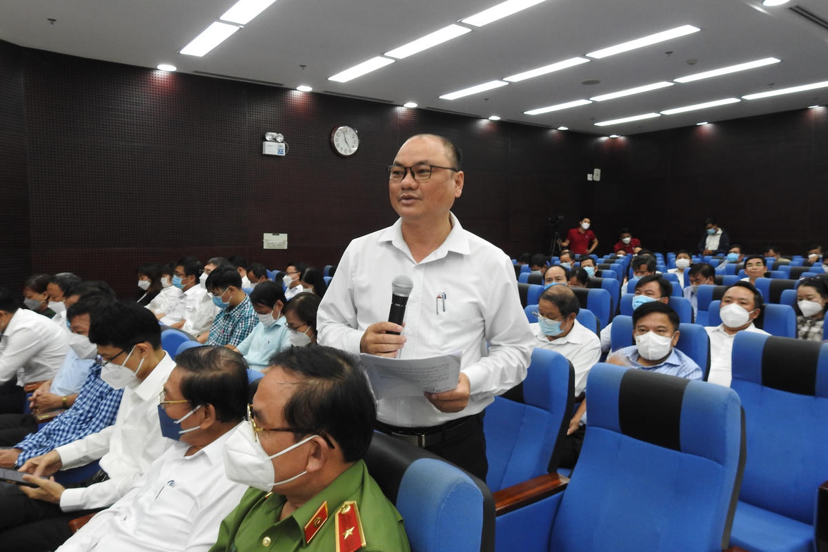 Phó Chủ tịch UBND quận Liên Chiểu Trần Công Nguyên, trả lời câu hỏi của phóng viên báo Đại Đoàn Kết về sự tồn tại công trình biệt phủ trăm tỷ xây trái phép ở Nam Hải Vân. Ảnh Thanh Tùng.