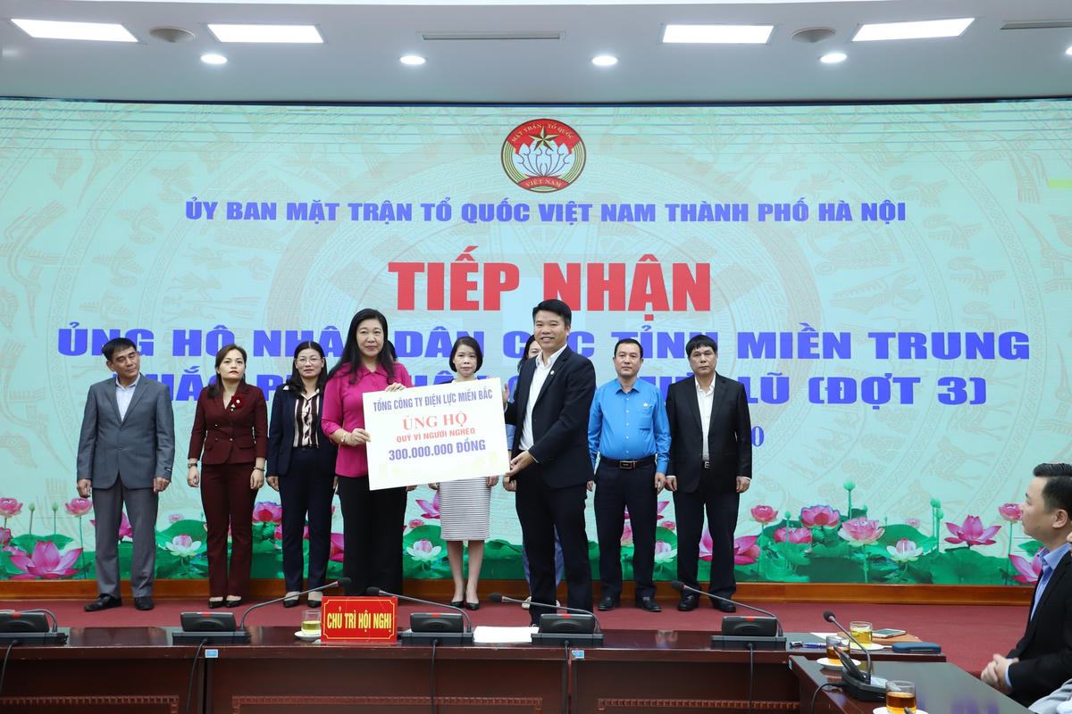 Ông Trịnh Quang Minh, Chủ tịch Công đoàn Tổng công ty  trao 300 triệu đồng cho Ủy ban MTTQ thành phố Hà Nội ủng hộ Quỹ vì người nghèo.
