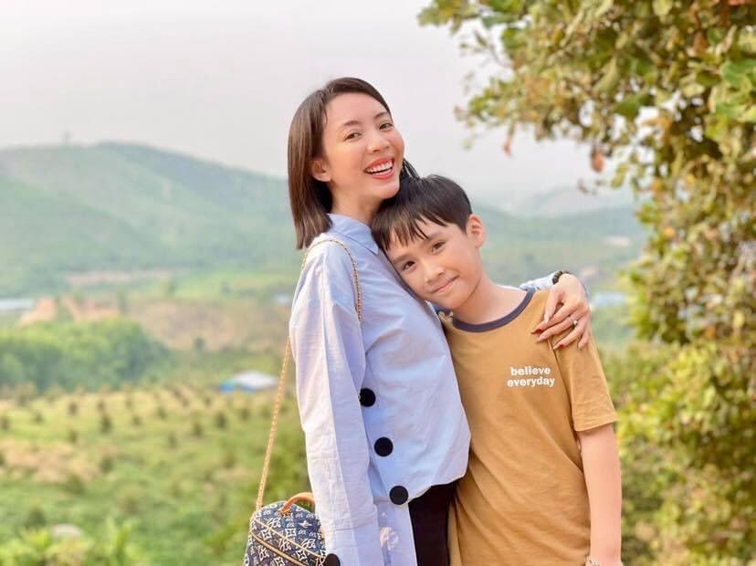 Thu Trang chụp ảnh cùng con trai: “Anh kép nhí sắp cao hơn tui luôn rồi”.  