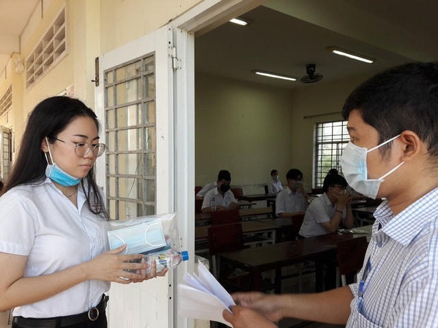         Các thí sinh ở Cần Thơ phải đến sớm 15 phút để kiểm tra nhiệt độ (ảnh Phạm Tâm).