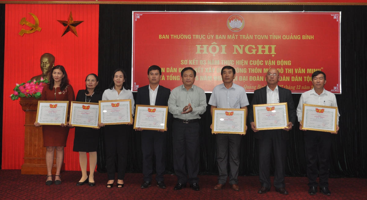 Ông Trương Văn Hởi trao tặng Bằng khen cho các cá nhân đạt thành tích trong Cuộc vận động Toàn dân đoàn kết xây dựng nông thôn mới, đô thị văn minh.