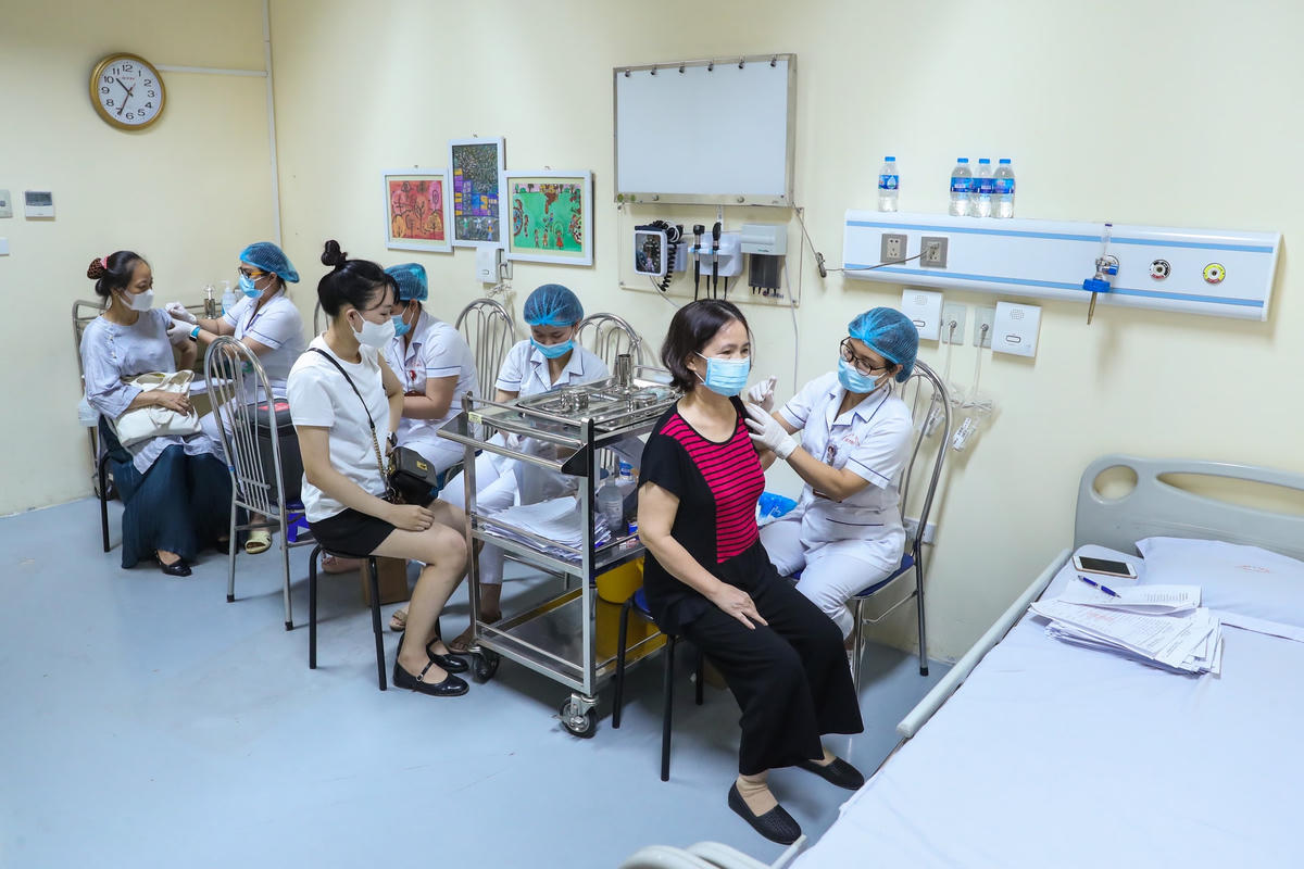 Tiêm vaccine để bảo vệ sức khỏe, tính mạng của bản thân và bảo vệ cộng đồng. Ảnh: Quang Vinh.