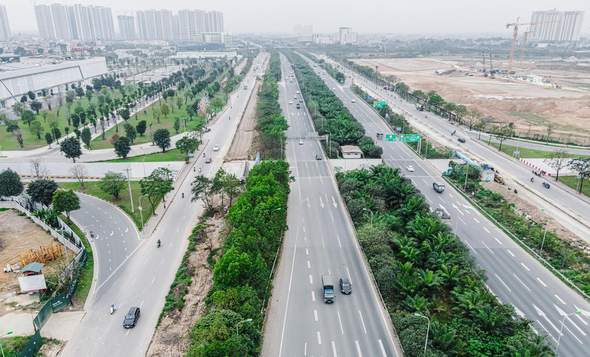 Dự án đầu tư mở rộng đường gom Đại lộ Thăng Long đoạn từ cầu vượt Phú Đô đến đường Lê Trọng Tấn (Vành đai 3,5) dài khoảng 7,5 km với tổng mức đầu tư hơn 163 tỷ đồng đang được nhà thầu tập trung triển khai thi công.