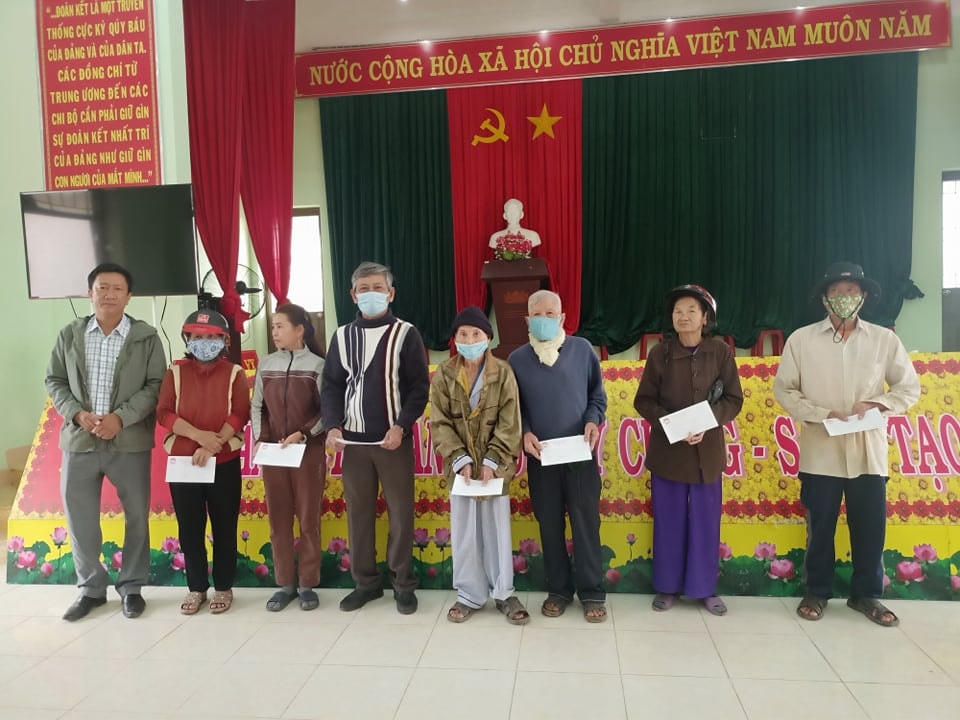 Mặt trận huyện Sơn Tịnh trao quà Tết cho hộ nghèo, cận nghèo.