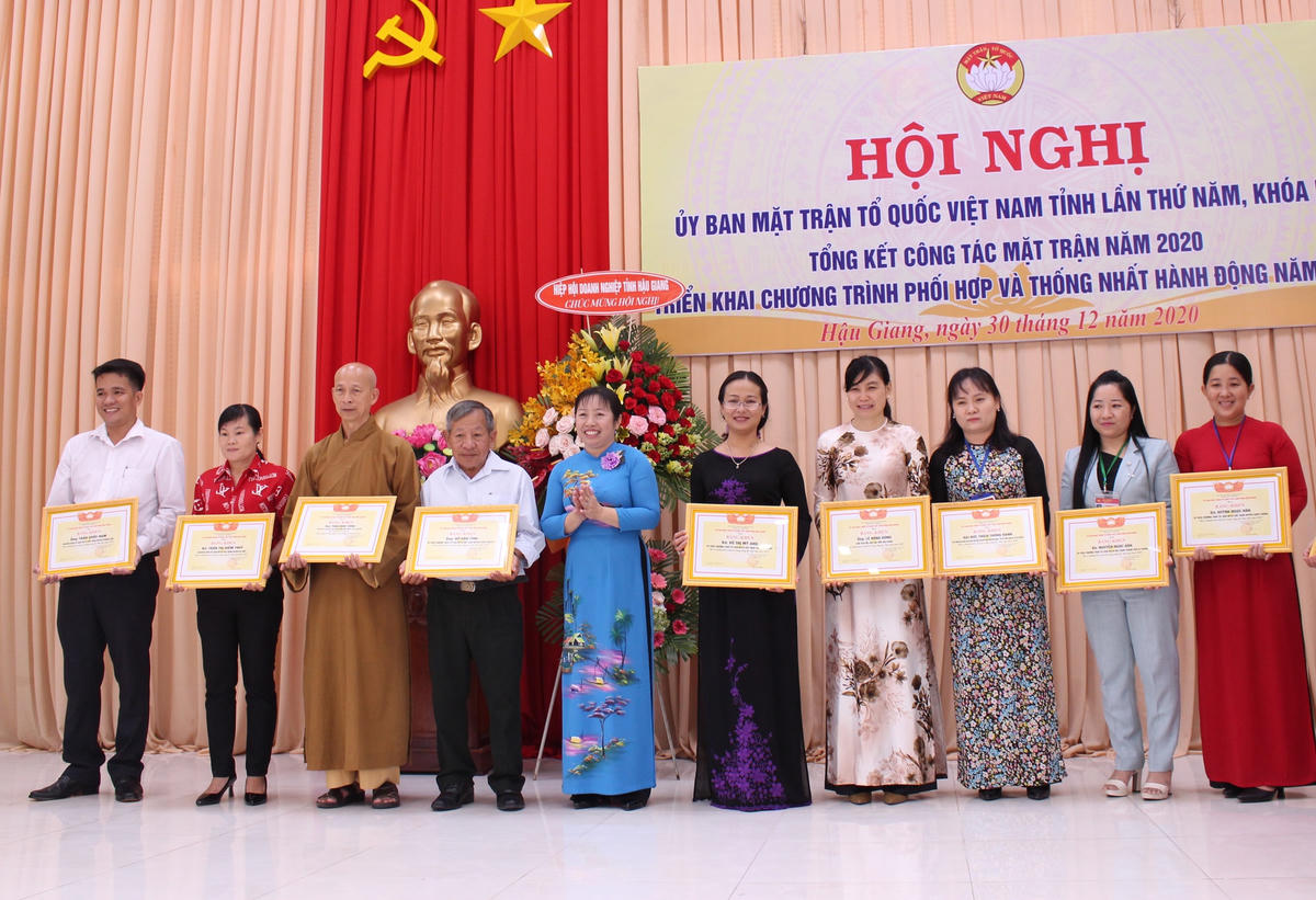 Trao Bằng khen cho các tập thể cá nhân có nhiều đóng góp trong công tác Mặt trận.