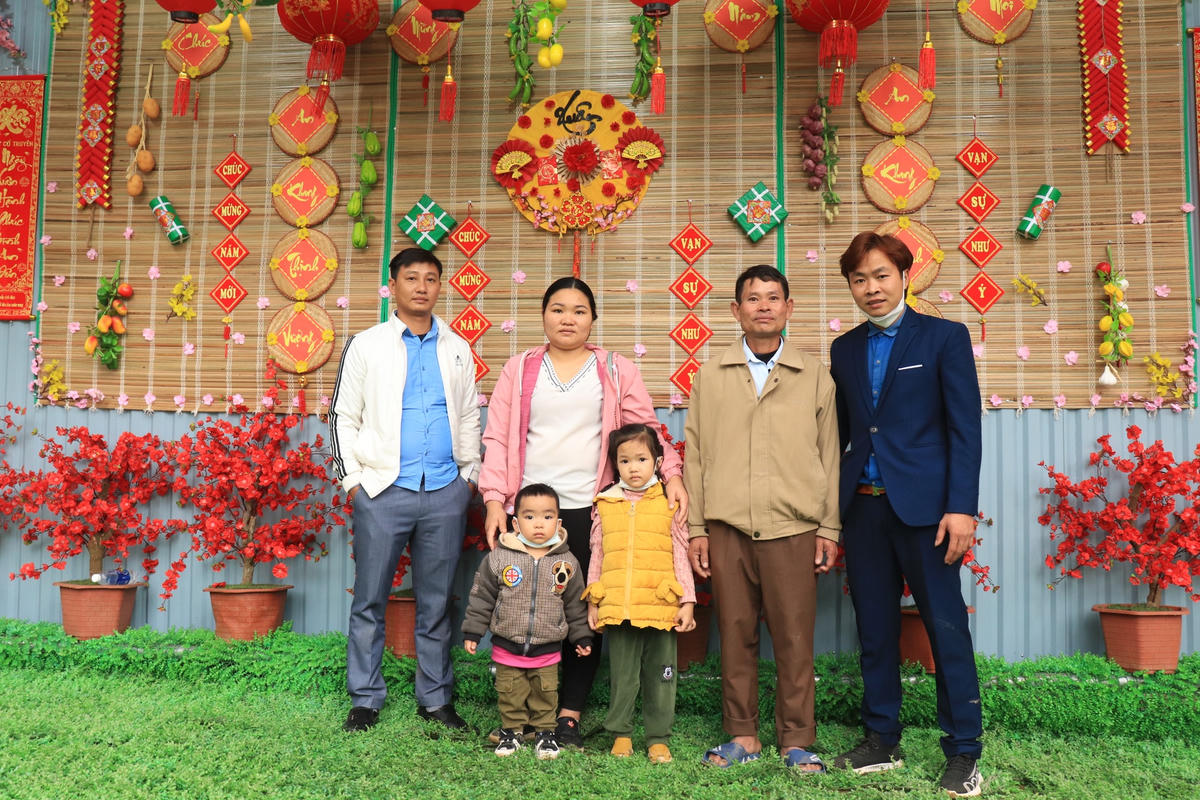 Đi hành hương đầu Xuân, nhiều gia đình vui vẻ khi có tấm ảnh đẹp mang về.