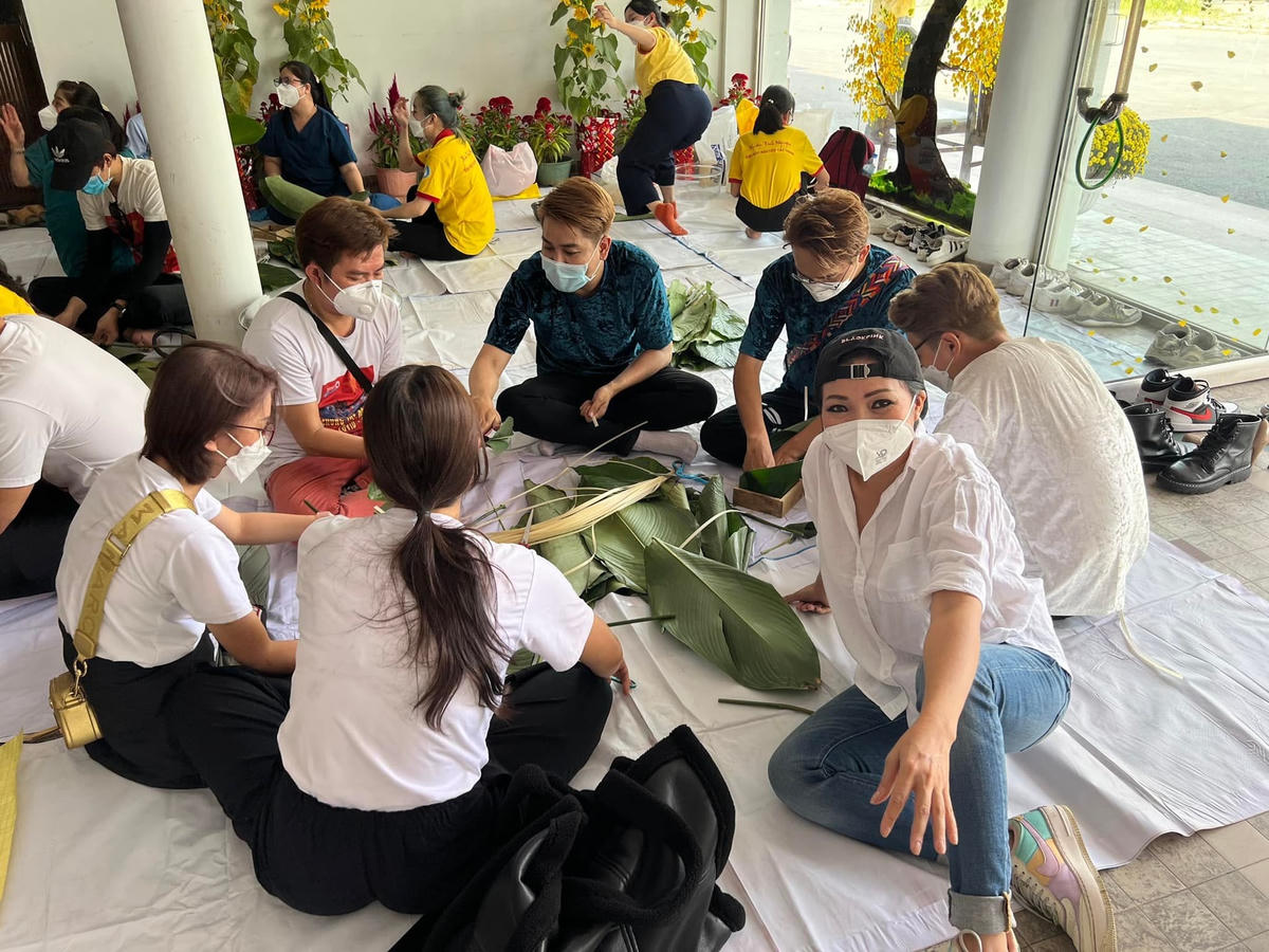 "Vào bệnh viện dã chiến cổ động tinh thần các y bác sĩ tuyến đầu chống dịch" là ý nghĩa của hoạt động này, Phương Thanh và các nghệ sĩ mong muốn mang hơi ấm Tết và không để ai bị bỏ lại một mình.