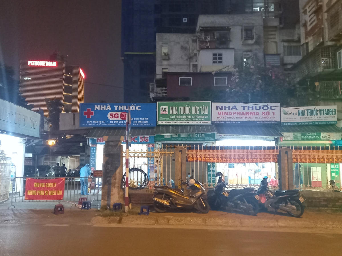 Khu vực nhà thuốc Đức Tâm 95 Láng Hạ. Ảnh: Phạm Sỹ. 