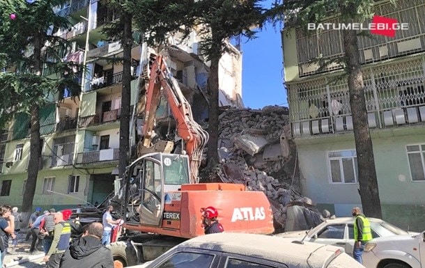 Phần tòa nhà bị sập tại thành phố Batumi, Gruzia. (Ảnh: Batumelebi.ge).
