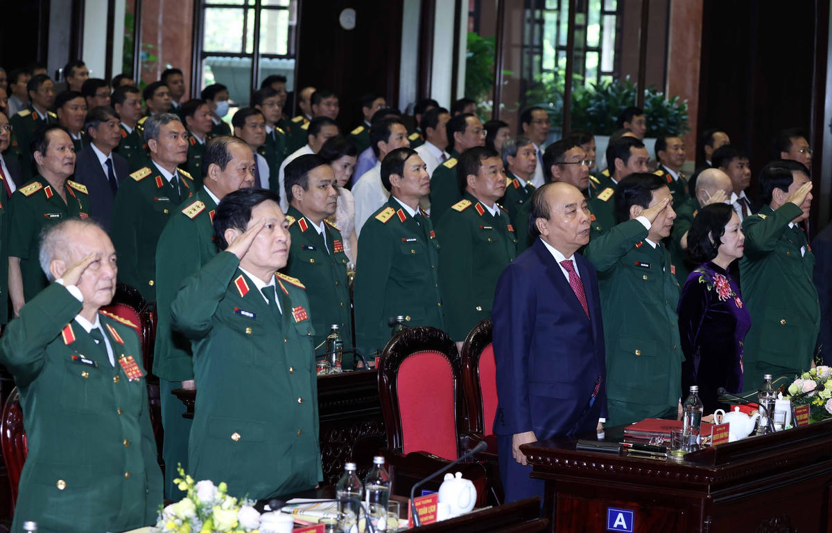 Thủ tướng Nguyễn Xuân Phúc và các đại biểu thực hiện nghi thức chào cờ. Ảnh VGP/Quang Hiếu.