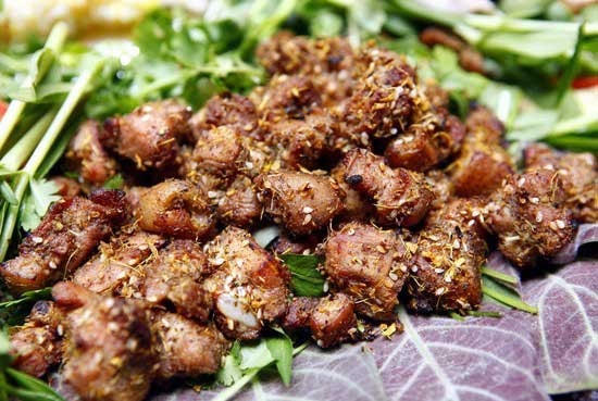 Thịt lợn cắp nách quay không ngấy và mùi vị rất hấp dẫn.