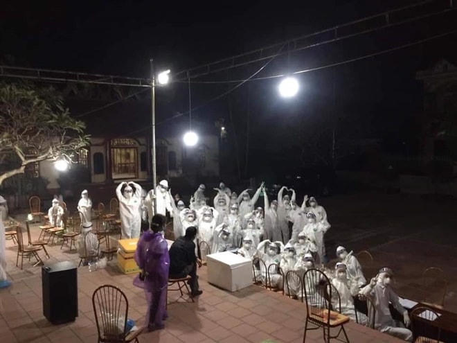 Đội ngũ y bác sĩ cùng sinh viên bắt đầu từ sáng sớm và kết thúc lúc đêm muộn. (Ảnh: H.Y.).