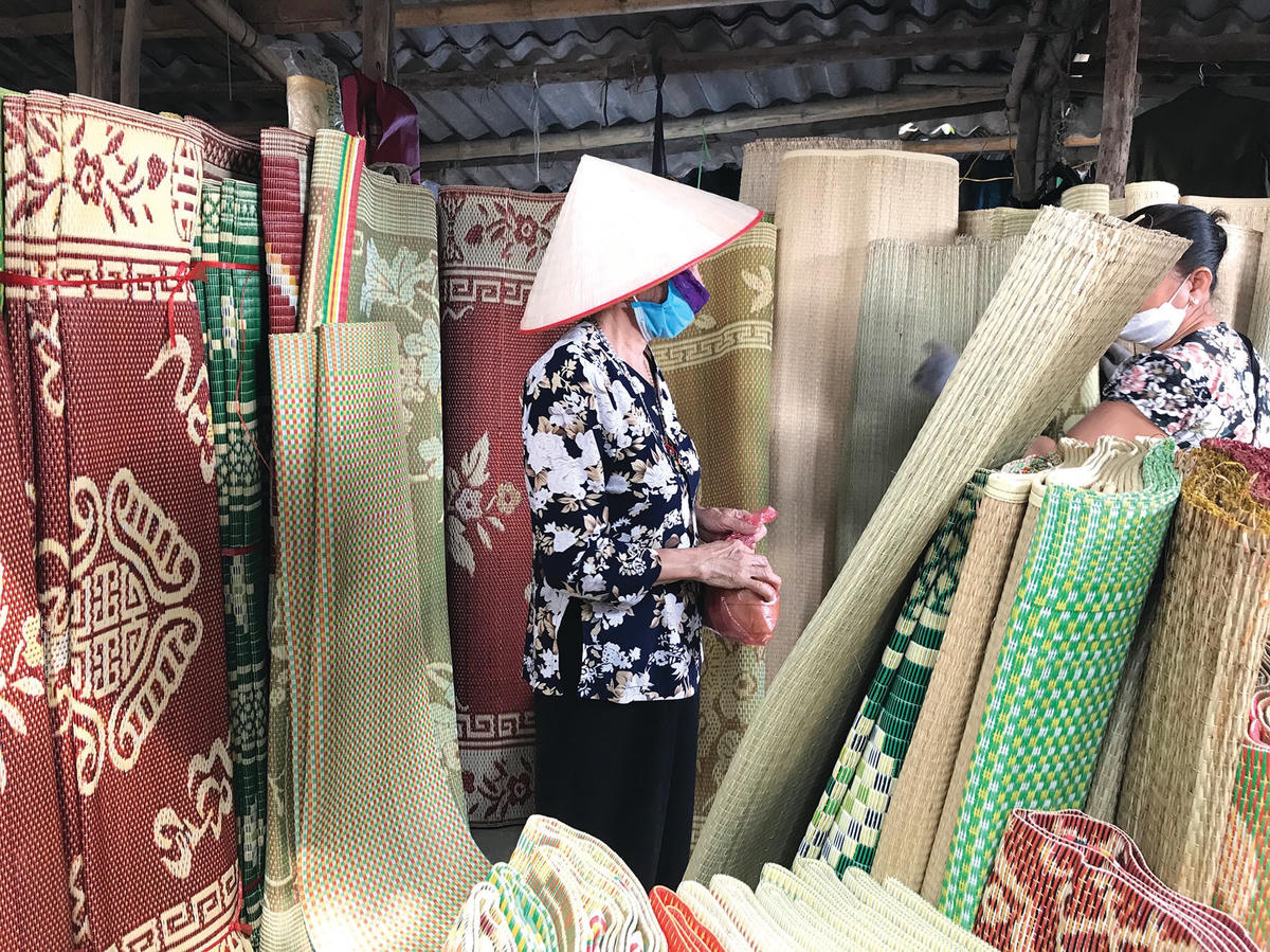 Hàng bán chiếu, người mua và người bán đều đeo khẩu trang và giữ khoảng cách.