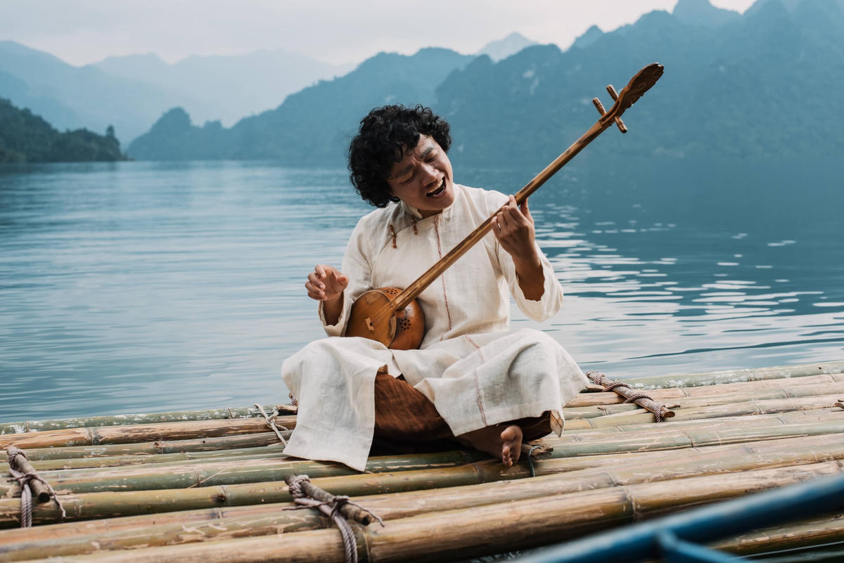 Nghệ sĩ Ngô Hồng Quang trình diễn trên hồ Na Hang (Tuyên Quang) khi quay MV “Tình đàn”.