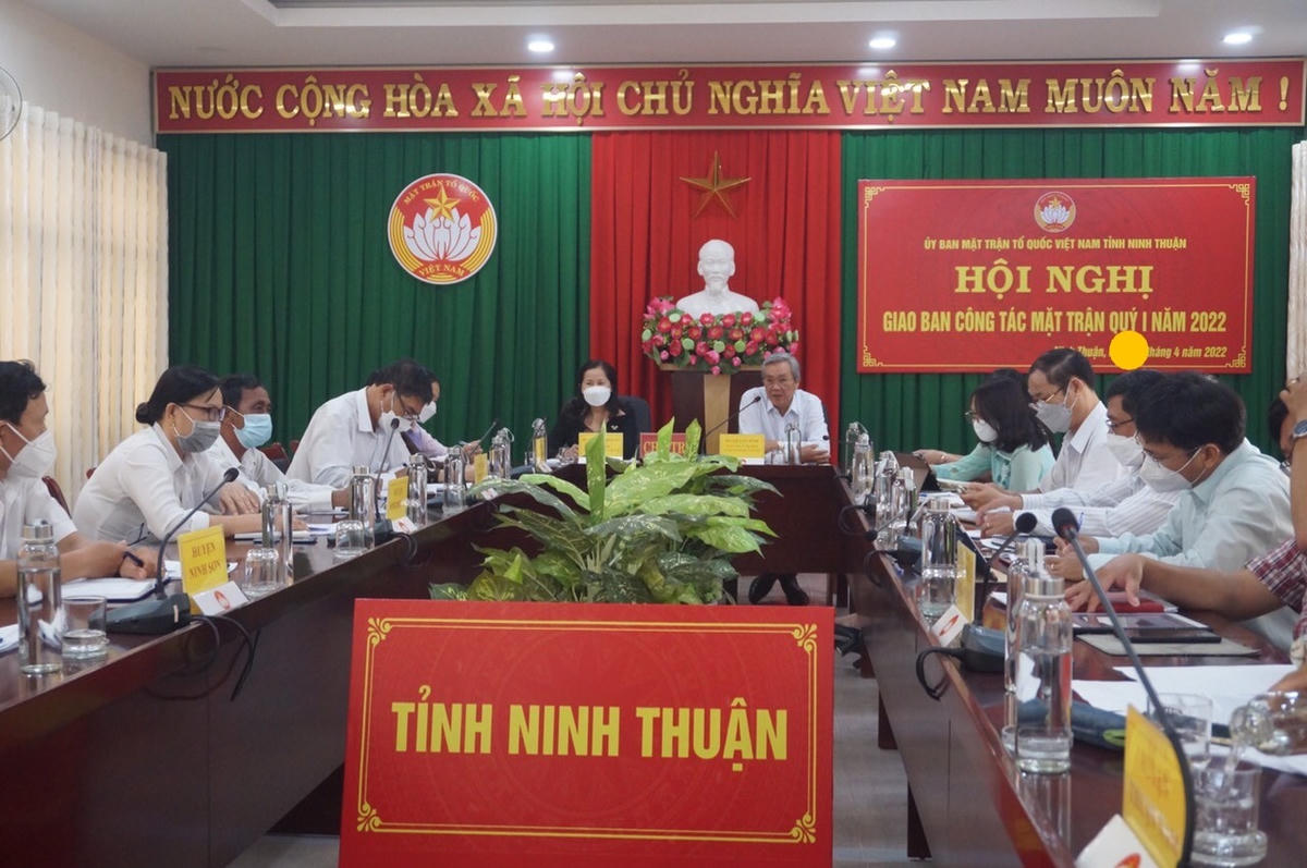  Ông Lê Văn Bình, Chủ tịch Ủy ban MTTQ Việt Nam tỉnh Ninh Thuận chủ trì hội nghị giao ban công tác Mặt trận quý 1 và triển khai nhiệm vụ quý 2 năm 2022. 