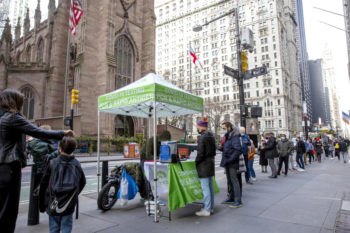 Đại dịch Covid-19 đang được hy vọng sẽ sớm kết thúc dù làn sóng thứ 4 đang diễn ra.  Ảnh: Reuters