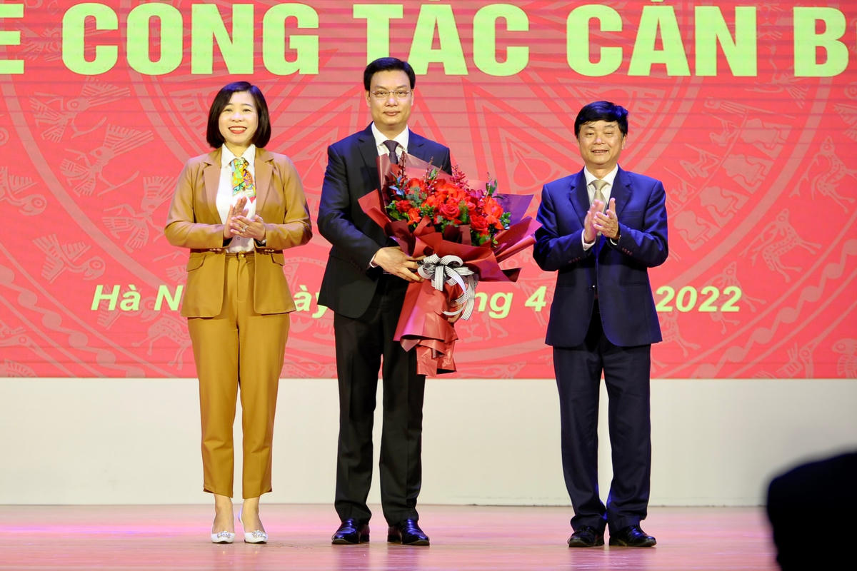 Ban Giám đốc chúc mừng PGS,TS. Trần Thanh Giang được bổ nhiệm giữ chức Phó Giám đốc Học viện Báo chí và Tuyên truyền.