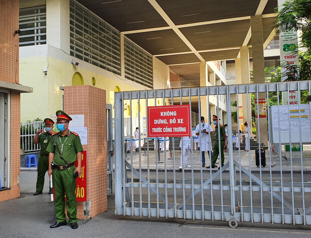 Đúng 7h, cổng trường đóng lại.