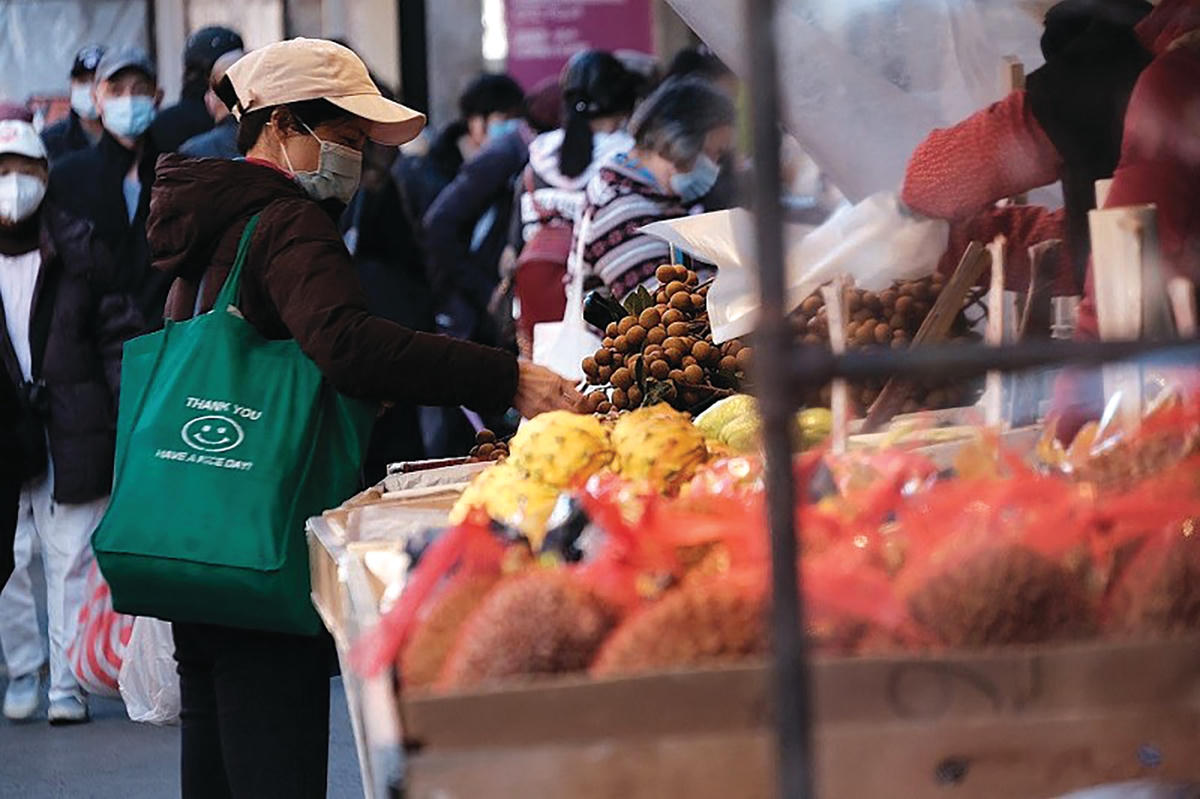 Người mua hàng ở chợ thực phẩm ngoài trời ở Manhattan, New York (Mỹ). Nguồn: AFP.