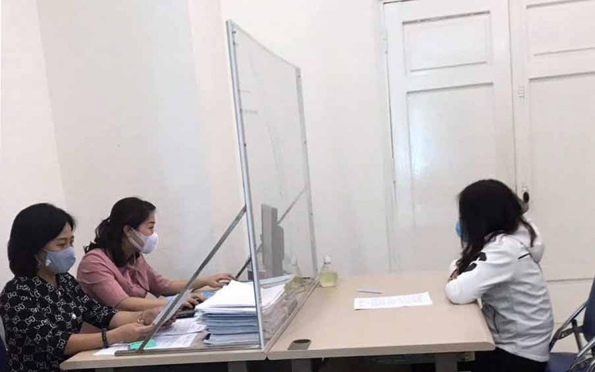 Chị Hoàng Thu Trang nhận Quyết định xử phạt vi phạm hành chính. Nguồn: VOV.