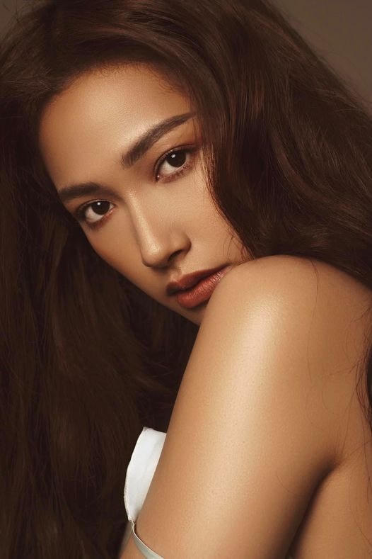 Cara thì cuốn hút với vẻ đẹp bí ẩn.