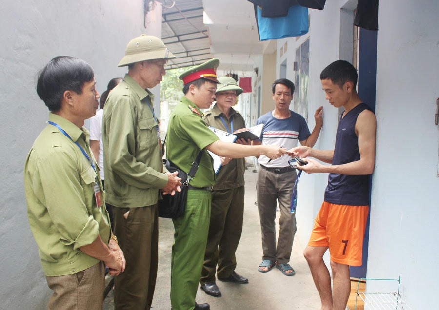 Công an thị xã Phổ Yên phối hợp với ban quản lý các khu nhà trọ của công nhân để rà soát, lập danh sách cử tri tham gia bầu cử. Ảnh: Trịnh Phương.