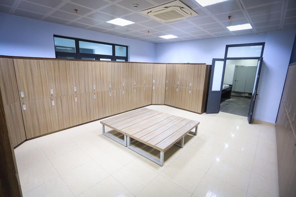 Phòng thay đồ khang trang dành cho vận động viên với nhiều trang thiết bị được lắp mới. (Ảnh: PV/Vietnam+).