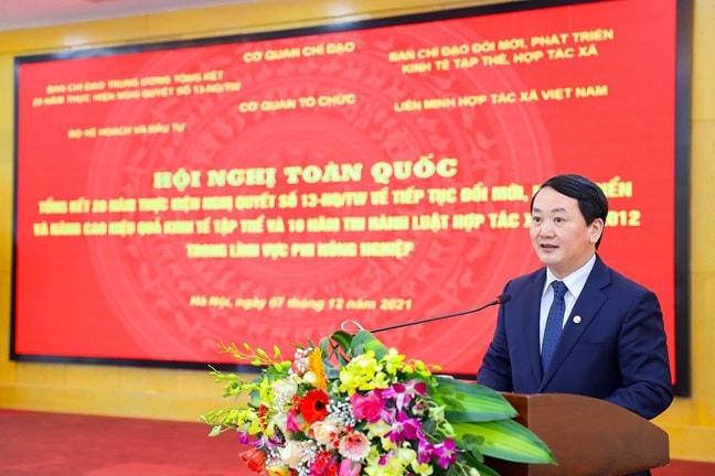Bộ trưởng, Chủ nhiệm Ủy ban Dân tộc Hầu A Lềnh phát biểu tại Hội nghị.