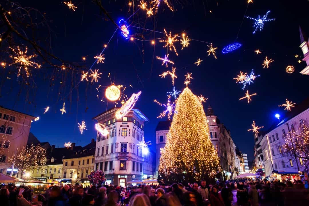 Slovenia - Phố Cổ của Ljubljana toát lên vẻ quyến rũ kỳ diệu khi những ngọn đèn tuyết xuất hiện bao quanh cây thông Noel trong khung cảnh đẹp như tranh vẽ này.