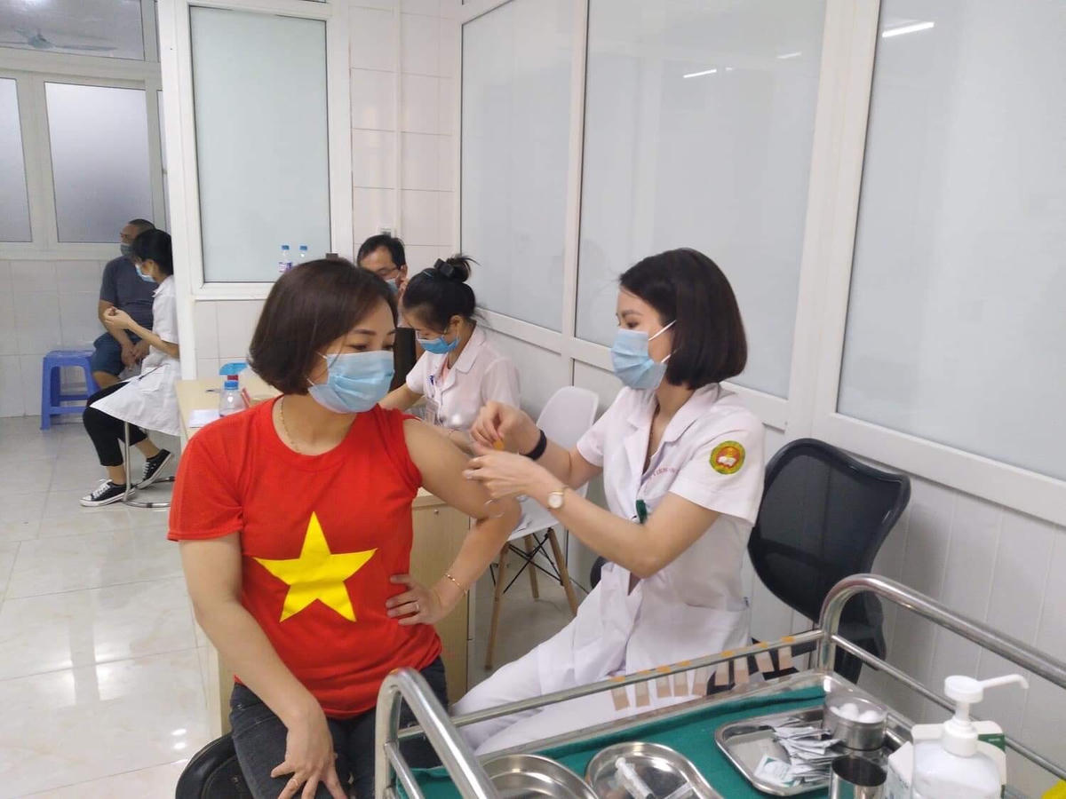 Tình nguyện viên Lê Mai tiêm thử nghiệm vaccine Nanocovax Ảnh: NVCC.