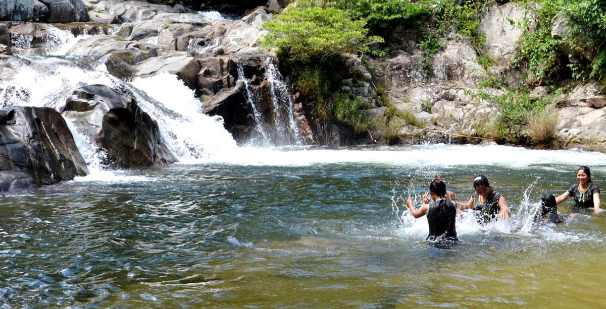 Thác Đắk Tuôr là điểm du lịch sinh thái được nhiều người ưa thích.