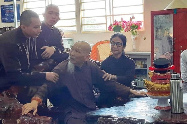 Ông Lê Tùng Vân (ở giữa)  người đứng đầu cơ sở "tịnh thất bồng lai" (Ảnh: CAND)