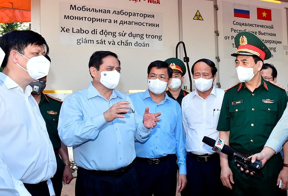 Thủ tướng Phạm Minh Chính thị sát Bệnh viện dã chiến số 2 tại Trung đoàn 831 thuộc Bộ Chỉ huy Quân sự tỉnh Bắc Giang. Ảnh: VGP/Nhật Bắc.