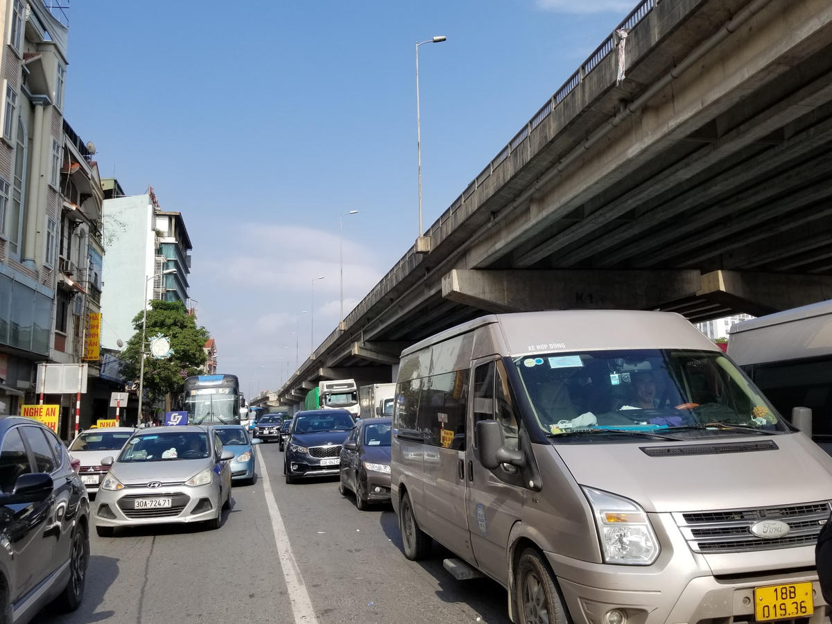 Hàng dài xe con, xe tải nối đuôi nhau, tuy nhiên không xuất hiện tình trạng ùn ứ.