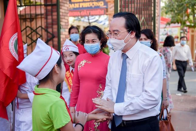 Bộ trưởng Bộ GD-ĐT Phùng Xuân Nhạ dặn dò các em học sinh luôn chú ý giữ gìn sức khỏe, bước vào năm học mới với tâm thế tốt nhất.