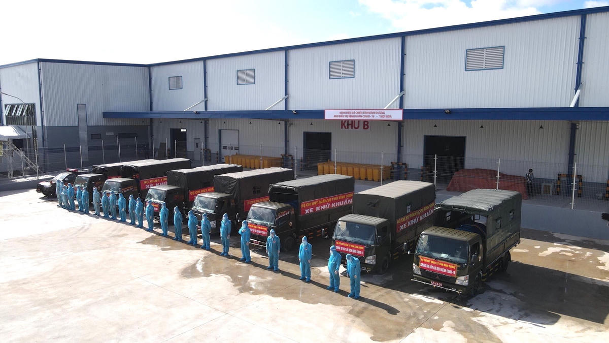 Đội ngũ phun khử khuẩn sẵn sàng cho công việc của mình.